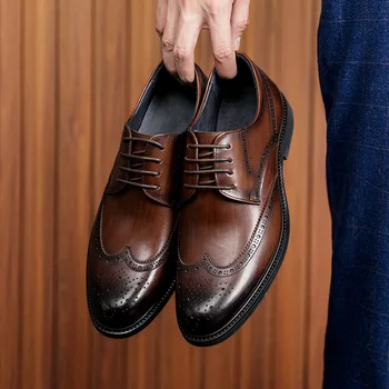 Новинка 2023 года; Мужские деловые туфли-броги; Высококачественная винтажная обувь из натуральной кожи с острым носком; Мужская официальная одежда; Туфли-Оксфорды