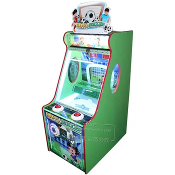 Дети играют В Игры с выкупом лотерейных билетов с монетным управлением, Футбол, Аркадный игровой автомат с футбольным мячом